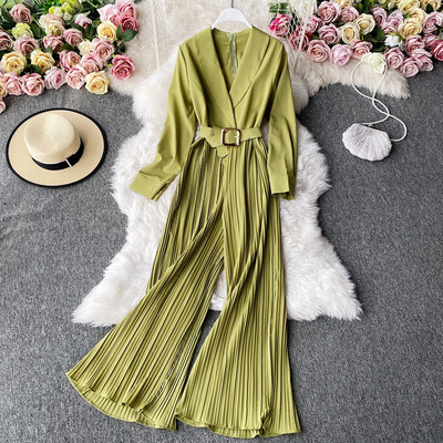 Ženski kombinezon s V izrezom i remenom