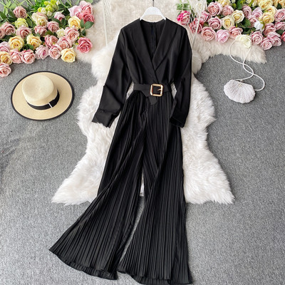 Ženski kombinezon s V izrezom i remenom