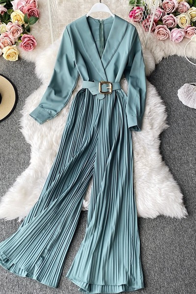 Ženski kombinezon s V izrezom i remenom