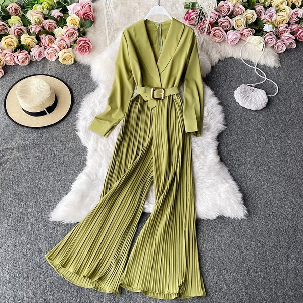 Ženski kombinezon s V izrezom i remenom