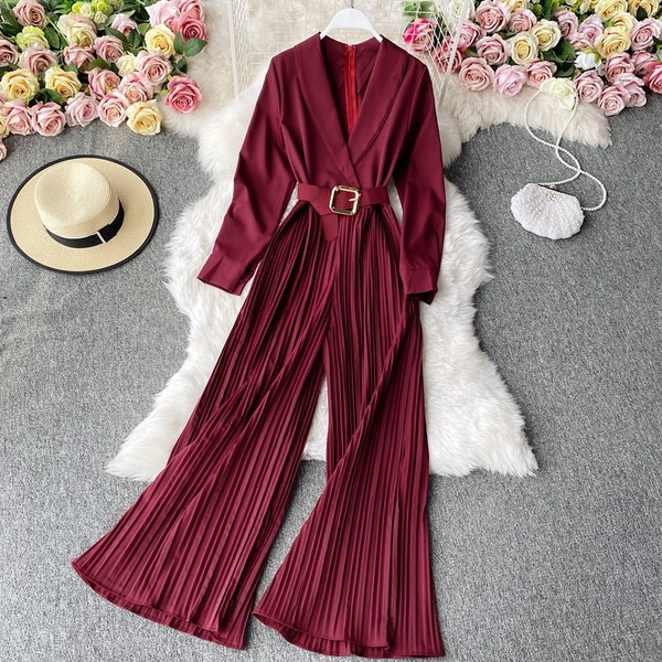 Ženski kombinezon s V izrezom i remenom