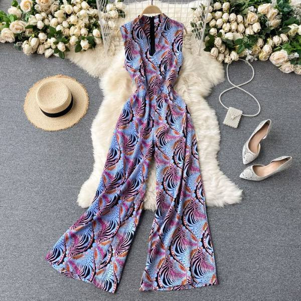 Šareni ženski kombinezon sa špic izrezom - široki model