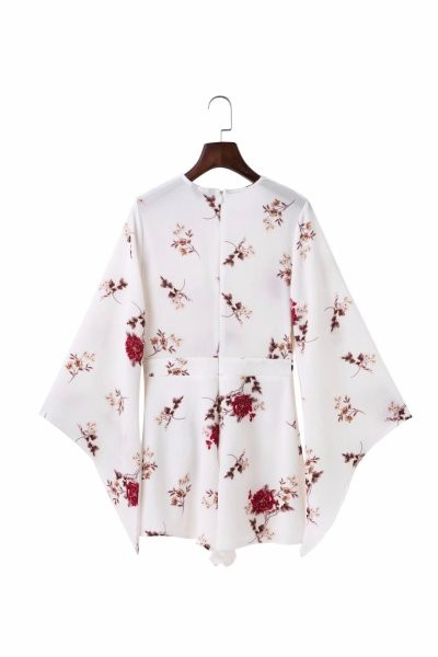 Salopetă de vară de damă cu mâneci largi și decolteu adânc