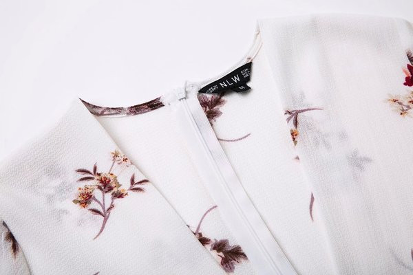 Salopetă de vară de damă cu mâneci largi și decolteu adânc