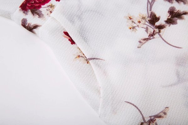 Salopetă de vară de damă cu mâneci largi și decolteu adânc