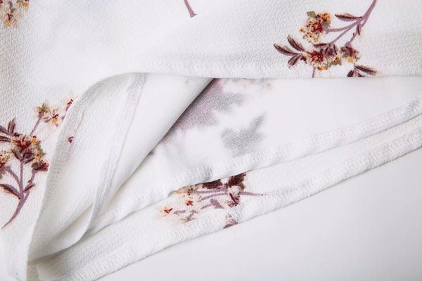 Salopetă de vară de damă cu mâneci largi și decolteu adânc