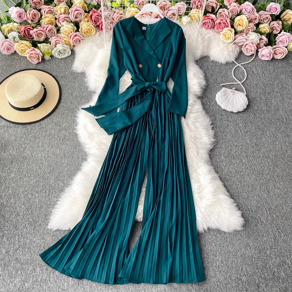 Salopeta de dama moderna cu nasturi si centura in talie