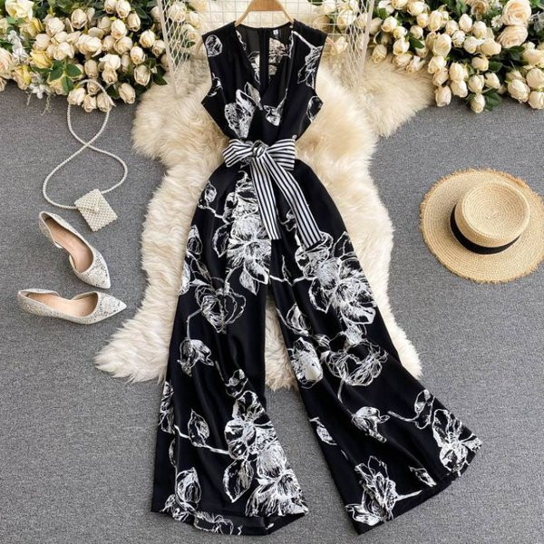 Salopetă de damă modernă cu centură în dungi și decolteu spitz