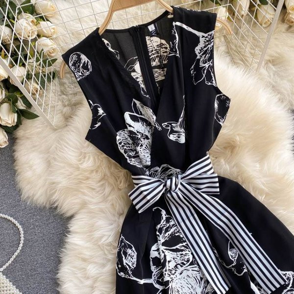 Salopetă de damă modernă cu centură în dungi și decolteu spitz