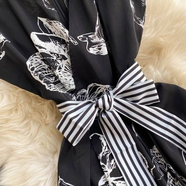 Salopetă de damă modernă cu centură în dungi și decolteu spitz