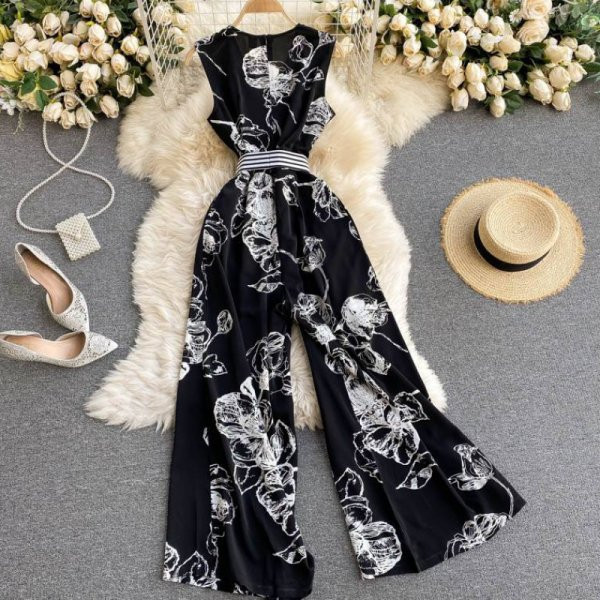 Salopetă de damă modernă cu centură în dungi și decolteu spitz