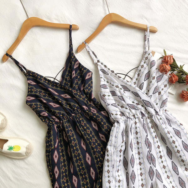 Salopetă de damă colorată cu decolteu în V