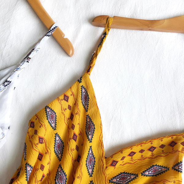 Salopetă de damă colorată cu decolteu în V