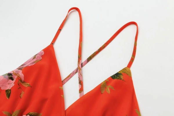 Salopeta scurta in rosu cu model floral