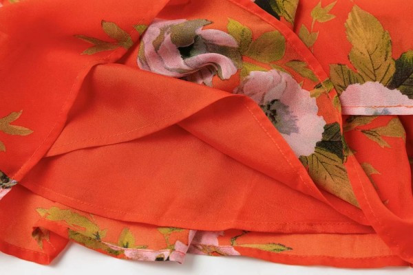 Salopeta scurta in rosu cu model floral