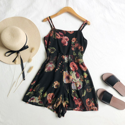 Ženski kombinezon sa cvjetnim motivima i tankim naramenicama