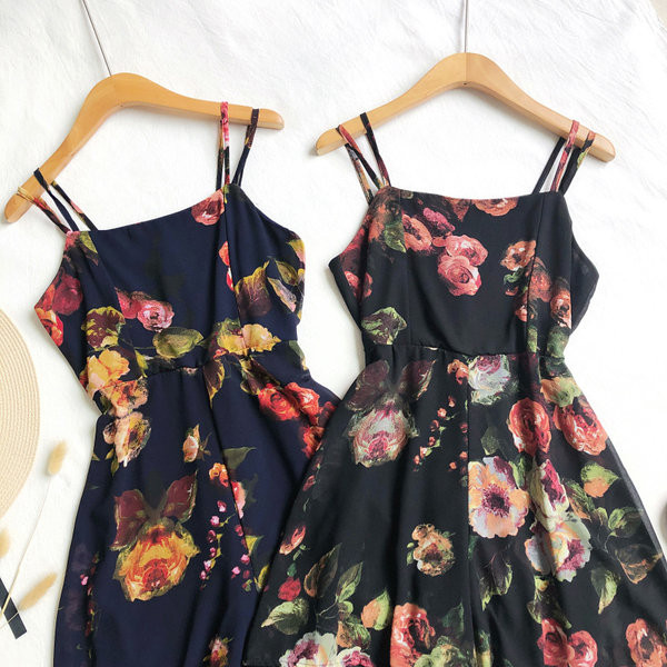 Ženski kombinezon sa cvjetnim motivima i tankim naramenicama