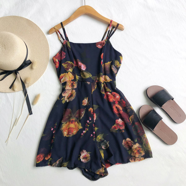 Ženski kombinezon sa cvjetnim motivima i tankim naramenicama