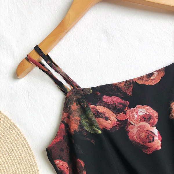 Ženski kombinezon sa cvjetnim motivima i tankim naramenicama