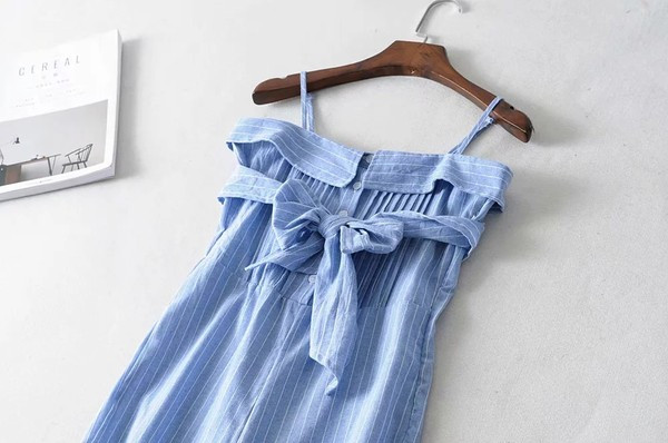 Salopeta de vara cu dungi cu centura albastra