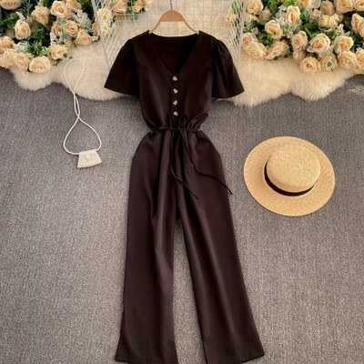 Salopetă casual de damă, cu mâneci scurte și decolteu spitz