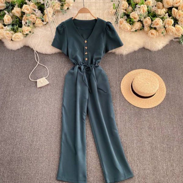 Salopetă casual de damă, cu mâneci scurte și decolteu spitz