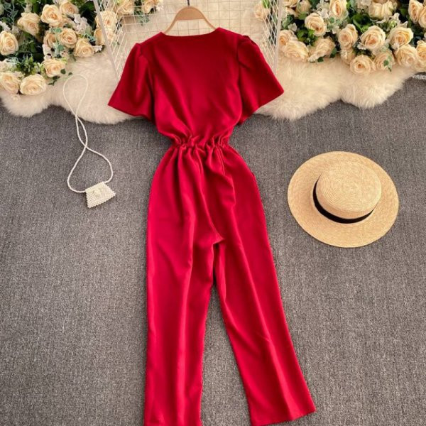 Salopetă casual de damă, cu mâneci scurte și decolteu spitz