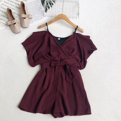 Κοντή γυναικεία ολόσωμη φόρμα με γυμνούς ώμους και κορδόνια