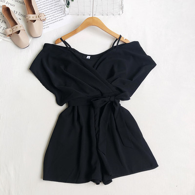 Κοντή γυναικεία ολόσωμη φόρμα με γυμνούς ώμους και κορδόνια