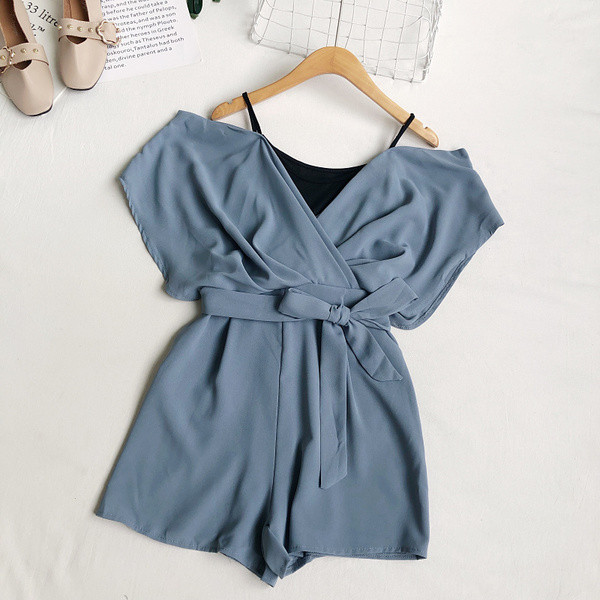 Κοντή γυναικεία ολόσωμη φόρμα με γυμνούς ώμους και κορδόνια