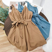 Salopetă modernă de damă cu decolteu spitz și bretele subțiri