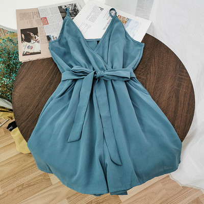 Salopetă modernă de damă cu decolteu spitz și bretele subțiri