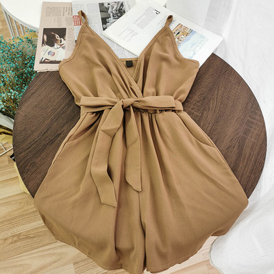 Salopetă modernă de damă cu decolteu spitz și bretele subțiri