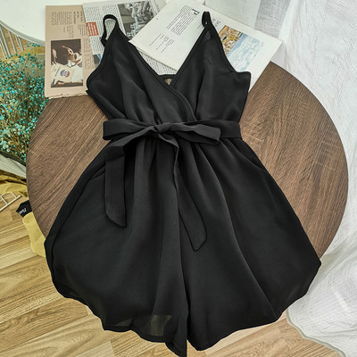 Salopetă modernă de damă cu decolteu spitz și bretele subțiri