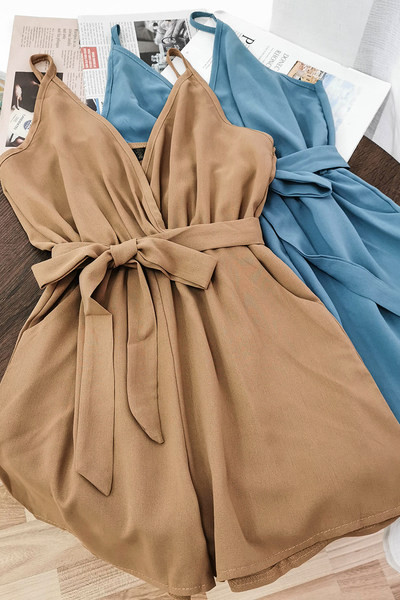 Salopetă modernă de damă cu decolteu spitz și bretele subțiri