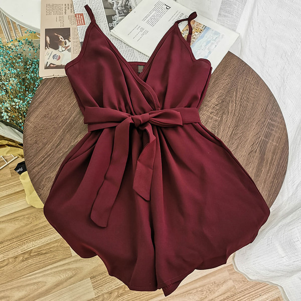 Salopetă modernă de damă cu decolteu spitz și bretele subțiri