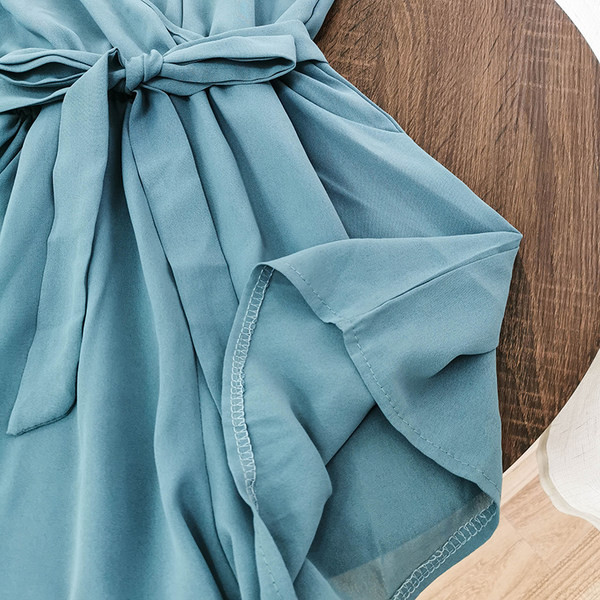 Salopetă modernă de damă cu decolteu spitz și bretele subțiri