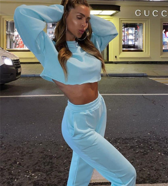 Moderan ženski komplet sportskih hlača i bluze
