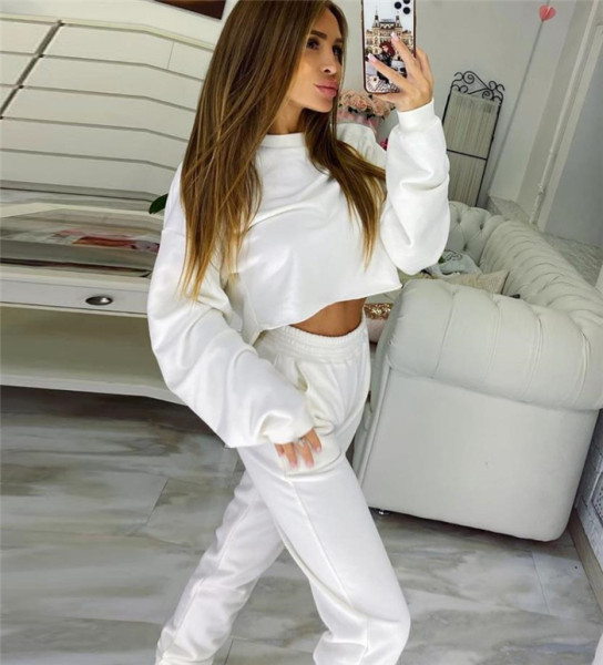 Moderan ženski komplet sportskih hlača i bluze