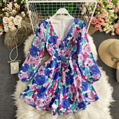 Salopeta de dama colorata cu model floral si decolteu spitz