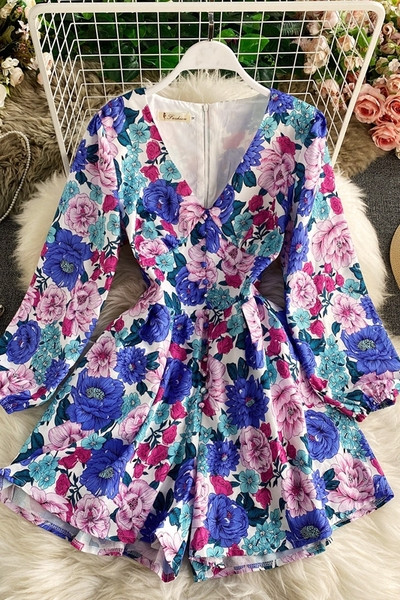 Salopeta de dama colorata cu model floral si decolteu spitz