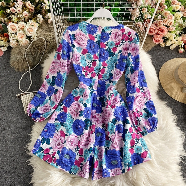 Salopeta de dama colorata cu model floral si decolteu spitz