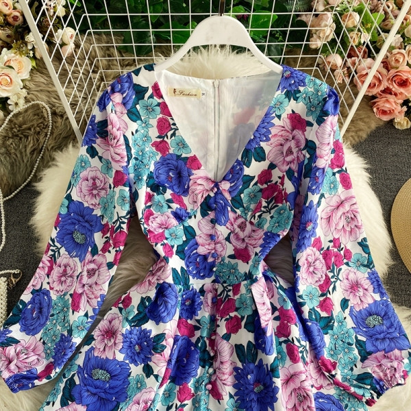 Salopeta de dama colorata cu model floral si decolteu spitz