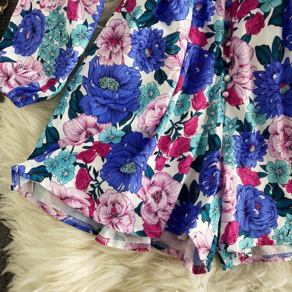 Salopeta de dama colorata cu model floral si decolteu spitz