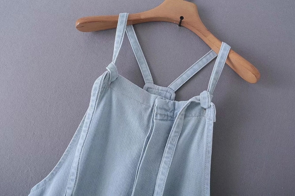 Salopetă modernă din denim cu buzunare