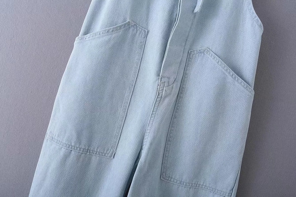 Salopetă modernă din denim cu buzunare