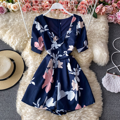 Salopetă scurtă de damă cu model floral și mâneci scurte