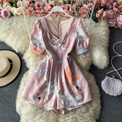 Salopetă scurtă de damă cu model floral și mâneci scurte