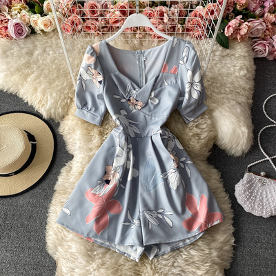 Salopetă scurtă de damă cu model floral și mâneci scurte