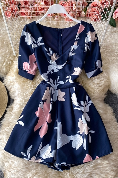 Salopetă scurtă de damă cu model floral și mâneci scurte